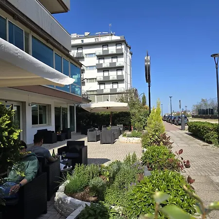 فندق Hotel Helios Beach 3*